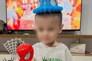 Bé trai 2 tuổi hoại tử mắt sau khi bóc giả mạc, có nguy cơ mù vĩnh viễn, gia đình tố bệnh viện ‘thờ ơ’
