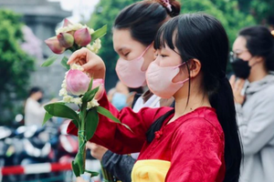Người dân TP.HCM và Hà Nội lên chùa thành kính dâng lễ ngày vu lan báo hiếu