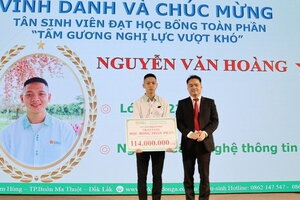 Trao học bổng toàn phần cho con trai liệt sĩ hy sinh trong vụ khủng bố ở Đắk Lắk