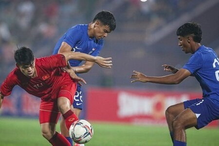 Sau trận hòa 2-2, HLV Troussier bực tức với U23 Việt Nam, U23 Singapore lại nhận 'mưa lời khen'