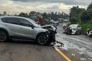 Mazda CX5 va chạm mạnh với xe tập lái: Thầy dạy lái tử vong