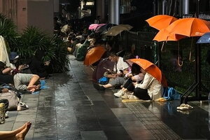 Cơn sốt iPhone 15: Người mua đội mưa chờ mở bán