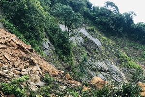 Hàng trăm khối đá đổ sập chắn ngang, đường lên cửa khẩu Cầu Treo bị tê liệt