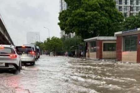 Mưa lớn, đường phố Hà Nội ngập sâu khiến giao thông ách tắc