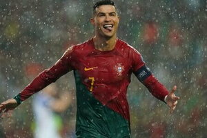 Lập cú đúp giúp Bồ Đào Nha giành vé dự VCK EURO 2024, Ronaldo tạo nên kỷ lục mới