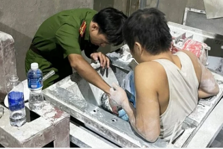 Cứu nam công nhân ở Đồng Nai bị kẹt chân vào máy trộn bột xi măng