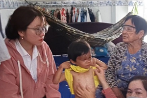 Bé gái 4 tuổi làm vỡ đồ trong nhà bị cha nuôi đánh đập tàn bạo