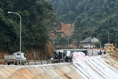 Lạng Sơn: Xe tải đang chạy bất ngờ lật, tài xế tử vong