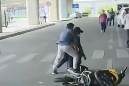 2 thanh niên lái xe máy 'thông chốt' an ninh, gây náo loạn sân bay Tân Sơn Nhất