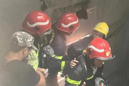 4 cảnh sát chữa cháy bị thương khi hỗ trợ cứu 12 người bị mắc kẹt trong ngôi nhà cháy ở TP.HCM