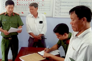 Bắt giam nghịch tử hành hung mẹ nuôi 86 tuổi vì không được cho tiền
