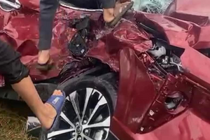 Hà Tĩnh: Hai ô tô đấu đầu nhau, văng xuống ruộng, 1 người tử vong, nhiều người bị thương