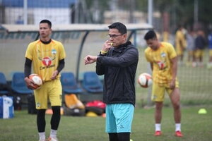CLB CAHN 'hy sinh' 8 ngôi sao vì HLV Kiatisak?