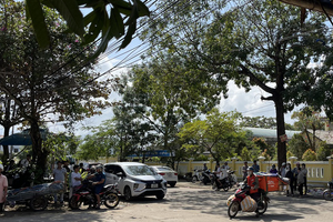 Hai tên cướp ngân hàng có súng bỏ chạy khi chuông báo động kêu