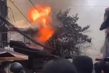 Cảnh sát phá tường, phun vòi rồng chữa cháy nhà dân ở Hà Nội