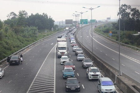 Cao tốc Đà Nẵng – Quảng Ngãi ùn ứ kéo dài vì lượng xe ngày cận Tết tăng gấp đôi