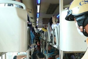 TPHCM: Xử phạt xe khách 40 chỗ nhồi nhét đến 64 người dịp Tết
