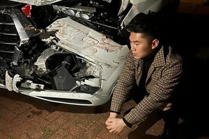 Ca sĩ Du Thiên bị tai nạn giao thông ngay mùng 1 Tết, xe hư hỏng nghiêm trọng