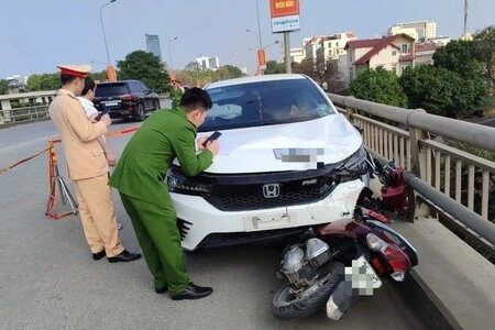 Ô tô va chạm xe máy trên cầu vượt, 2 cô gái tử vong