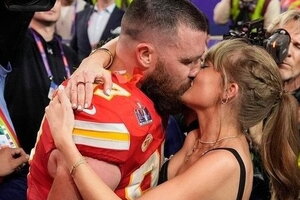 Taylor Swift ở đâu khi vụ xả súng liên quan tới bạn trai, khiến 15 người thương vong