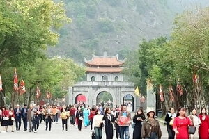 Cán mốc 600.000 du khách, dòng người vẫn tiếp tục dồn về Ninh Bình