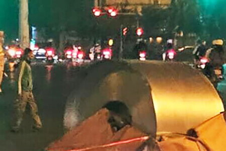 Xe đầu kéo chở cuộn tôn rơi trúng ôtô ở Hà Nội