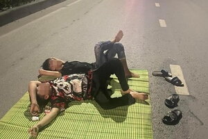 Triệu tập hai thanh niên trải chiếu nằm giữa quốc lộ chụp ảnh đăng mạng xã hội để câu like
