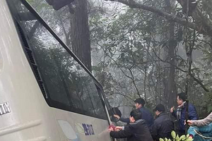 Xe chở 28 cán bộ hưu trí bệnh viện mất lái, lao xuống vực sâu Tam Đảo