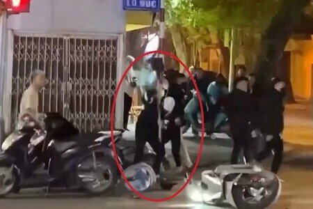 Xác minh vụ nhóm thanh niên dùng xẻng hành hung người ngay giữa phố ở Hà Nội