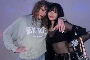 Lisa xả ảnh ôm Taylor Swift cực thân thiết tại hậu trường The Eras Tour