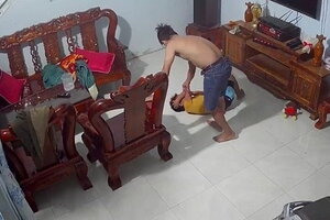Bắt khẩn cấp cha dượng bạo hành con riêng của vợ cũ ở Bình Phước