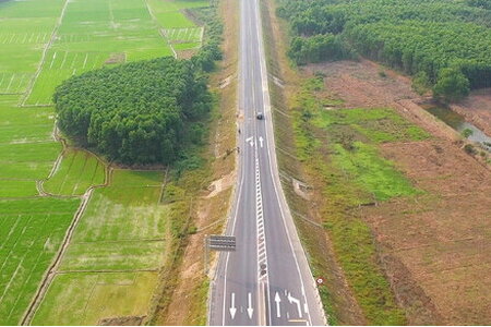 Khẩn trương bổ sung biển báo, làn dừng khẩn cấp trên cao tốc Cam Lộ - La Sơn