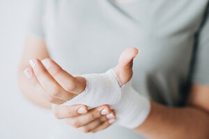Hướng dẫn rửa và sơ cứu vết thương hở đúng cách