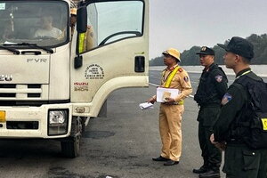 Bắt nhóm người dừng xe, đánh bạc trên cao tốc Hà Nội - Hải Phòng  