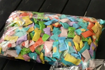 Ăn kẹo có in hình chữ ngoại quốc, hàng chục học sinh nhập viện cấp cứu
