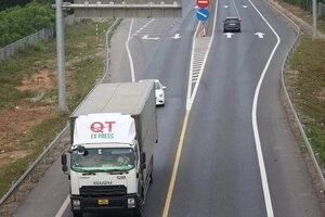 Cấm xe khách trên 30 chỗ, xe tải nặng vào cao tốc Cam Lộ - La Sơn