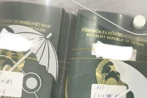 Tìm thấy 30 cuốn hộ chiếu trong đêm nhờ sự giúp đỡ của người dân Đà Nẵng