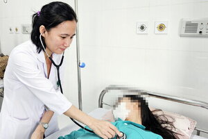 Hàng chục học sinh ở Nha Trang nhập viện sau khi ăn cơm gà, mỳ Ý tại quán vỉa hè