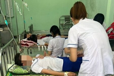 Hơn 20 học sinh ở Quảng Trị nhập viện sau khi uống nước tại lớp học