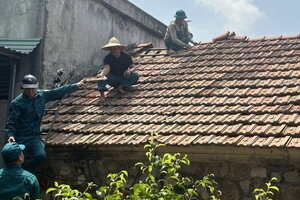 Quảng Ninh: Khẩn trương khắc phục hậu quả dông lốc khiến hơn 70 nhà dân bị tốc mái