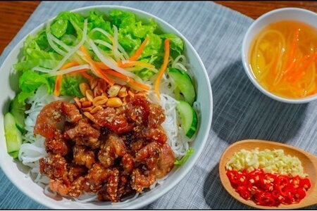 Bún thịt nướng bao nhiêu calo? Ăn thế nào để không tăng cân?