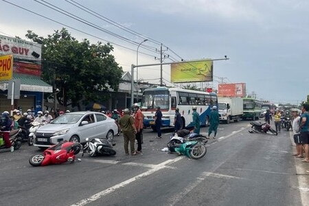 Công an xác định nguyên nhân ô tô khách tông hàng loạt xe máy ở Long An làm 2 người chết