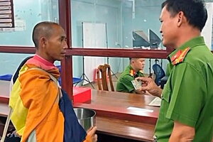 Ông Lê Anh Tú (Thích Minh Tuệ) nhận căn cước công dân tại Gia Lai