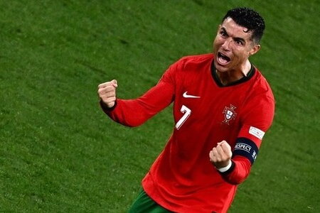 Khoảnh khắc Ronaldo ăn mừng sau chiến thắng nghẹt thở tại Euro gây sốt