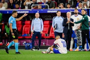 Trọng tài rút thẻ vàng với Mbappe bị đuổi khỏi EURO 2024