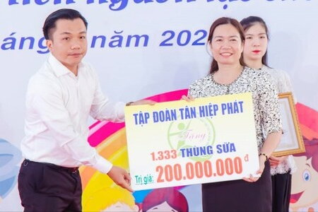 Ấm lòng những món quà sức khỏe được gửi trao trong Tháng hành động Vì trẻ em năm 2024