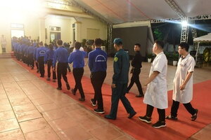 Đoàn viếng 'đặc biệt' cuối ngày ở quê Tổng Bí thư Nguyễn Phú Trọng