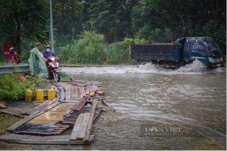 Hà Nội: Đường ngập, nhiều người tranh thủ bắc cầu tạm, kéo xe thu tiền triệu mỗi ngày ở Đại lộ Thăng Long