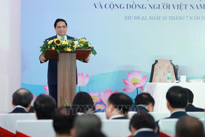 Thủ tướng Phạm Minh Chính dâng hoa tại tượng Bác Hồ ở New Delhi