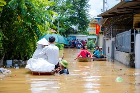 Màn đón dâu bằng phao tự chế có 1-0-2 ở Chương Mỹ gây sốt mạng xã hội